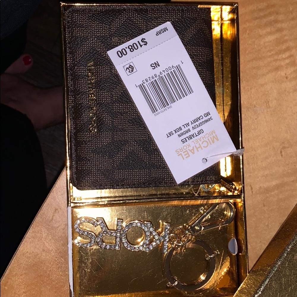 Michael Kors gift set/ wallet and keychain